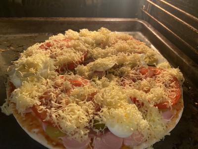 Greita pica su dešrelėmis ir saliami Žingsnis 8