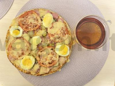 Greita pica su dešrelėmis ir saliami pagrindine nuotrauka