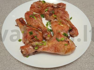 Oranžiniu marinatų keptos vištienos blauzdelės pagrindine nuotrauka