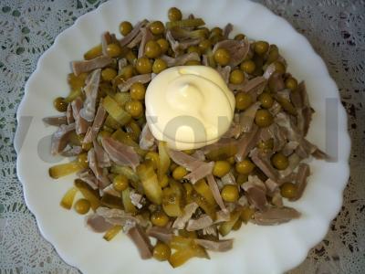 Vištienos skrandžių, marinuotų agurkų ir žaliųjų žirnelių salotas Žingsnis 4