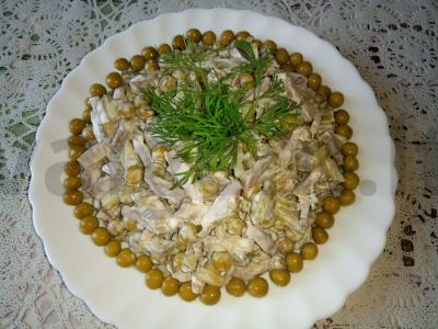 Vištienos skrandžių, marinuotų agurkų ir žaliųjų žirnelių salotas pagrindine nuotrauka