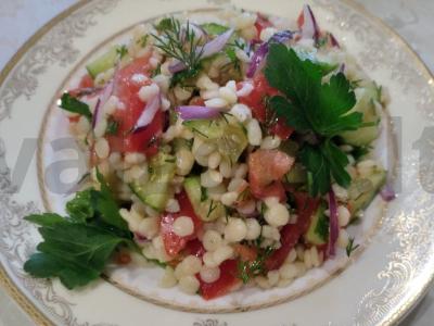 Skani salotos su pttim, daržovėmis ir žolelėmis pagrindine nuotrauka