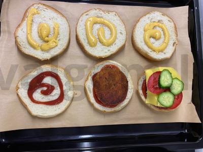 Vištienos kotletų, sūrio ir daržovių burgeris Žingsnis 4