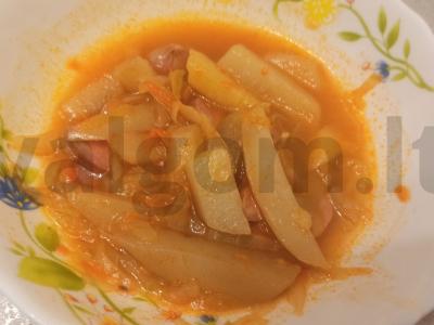 Sultinys su dešrelėmis pietums pagrindine nuotrauka