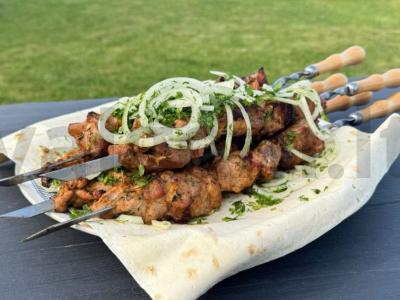 Šašlykas iš kiaulienos marinate su baziliku pagrindine nuotrauka