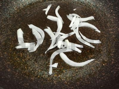 Kuskusas su svogūnais ir kiaušiniu keptuvėje Žingsnis 1