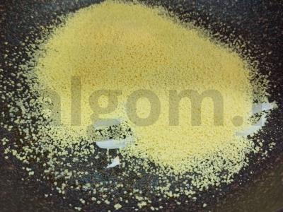 Kuskusas su svogūnais ir kiaušiniu keptuvėje Žingsnis 2