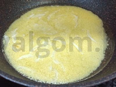 Kuskusas su svogūnais ir kiaušiniu keptuvėje Žingsnis 3