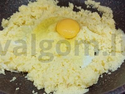 Kuskusas su svogūnais ir kiaušiniu keptuvėje Žingsnis 4