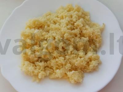 Kuskusas su svogūnais ir kiaušiniu keptuvėje pagrindine nuotrauka