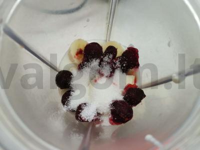 Jogurtinis kokteilis su vyšniomis ir bananais Žingsnis 2