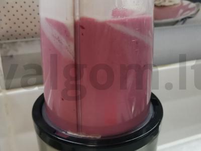 Jogurtinis kokteilis su vyšniomis ir bananais Žingsnis 3