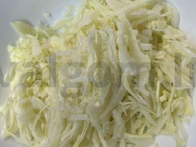 Šviežių kopūstų salotos su žirneliais Žingsnis 1