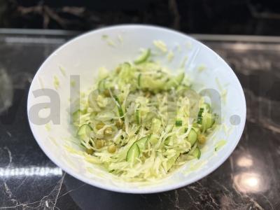 Šviežių kopūstų salotos su žirneliais pagrindine nuotrauka