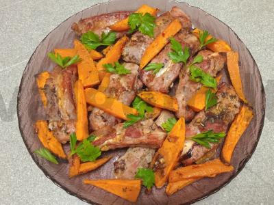 Kiaulienos šonkauliukai, kepti su moliūgu pagrindine nuotrauka