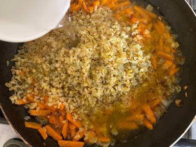 Troškintas bulgur su daržovėmis sojos padaže Žingsnis 4