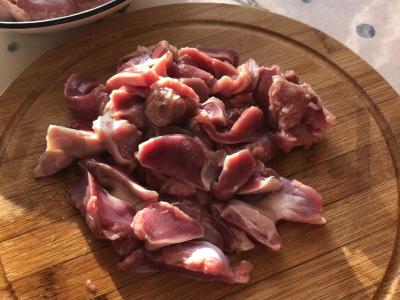 Troškinti vištienos skrandžiai su quinoa Žingsnis 1