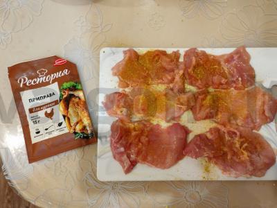 Vištienos ritinėliai su dešra, korėjietiška morkų salotomis ir sūriu Žingsnis 2