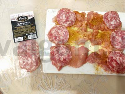 Vištienos ritinėliai su dešra, korėjietiška morkų salotomis ir sūriu Žingsnis 3