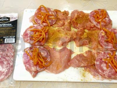 Vištienos ritinėliai su dešra, korėjietiška morkų salotomis ir sūriu Žingsnis 4