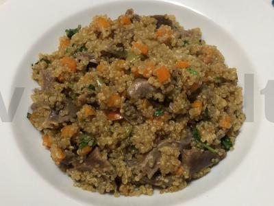 Troškinti vištienos skrandžiai su quinoa pagrindine nuotrauka