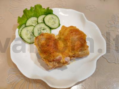 Vištienos ritinėliai su dešra, korėjietiška morkų salotomis ir sūriu pagrindine nuotrauka