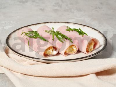 Šoninės ritinėliai su sūriu ir česnaku pagrindine nuotrauka