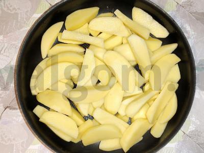 Silpnai sūdyta silkė ant bulvių pagalvėlės, keptos su rozmarinu ir granatų druska Žingsnis 2