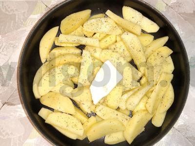 Silpnai sūdyta silkė ant bulvių pagalvėlės, keptos su rozmarinu ir granatų druska Žingsnis 3