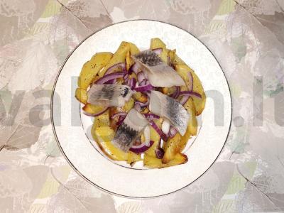 Silpnai sūdyta silkė ant bulvių pagalvėlės, keptos su rozmarinu ir granatų druska pagrindine nuotrauka