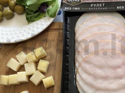 Vištienos ritinėlių užkandis su alyvuogėmis Žingsnis 1