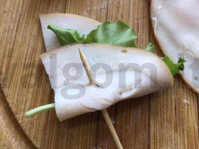 Vištienos ritinėlių užkandis su alyvuogėmis Žingsnis 4