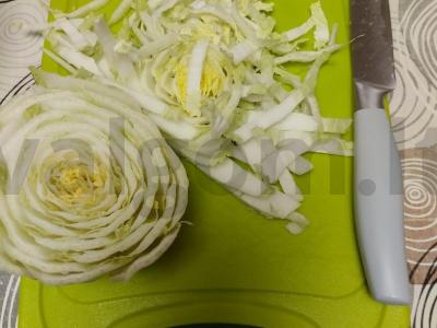 Salotas su cukrine kukurūza ir žaliu svogūnu „Krabų“ Žingsnis 1