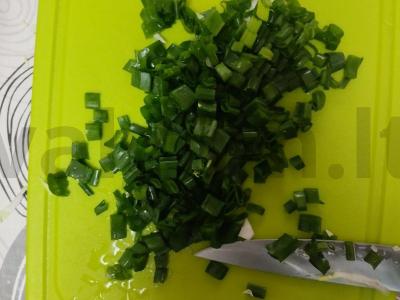 Salotas su cukrine kukurūza ir žaliu svogūnu „Krabų“ Žingsnis 2