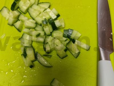 Salotas su cukrine kukurūza ir žaliu svogūnu „Krabų“ Žingsnis 3