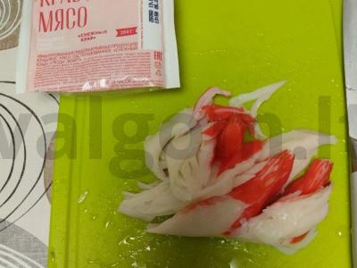 Salotas su cukrine kukurūza ir žaliu svogūnu „Krabų“ Žingsnis 4