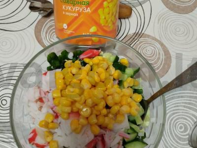 Salotas su cukrine kukurūza ir žaliu svogūnu „Krabų“ Žingsnis 5