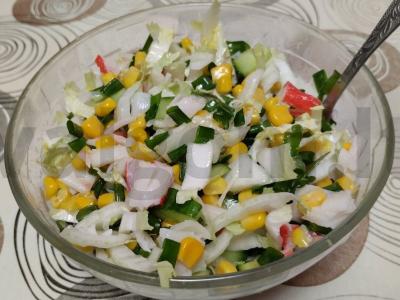 Salotas su cukrine kukurūza ir žaliu svogūnu „Krabų“ pagrindine nuotrauka