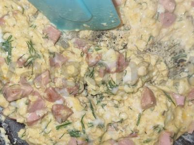 Greitas omletas su dešrelėmis ir sūriu Žingsnis 7