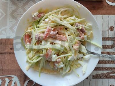 Cukinijų salotas su sūriu ir raudonąja žuvimi pagrindine nuotrauka