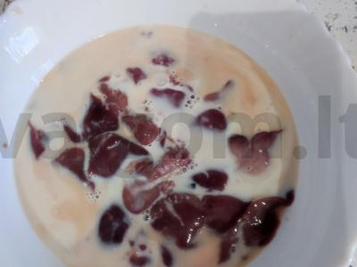 Vištienos kepenėlės grietinėlės padaže Žingsnis 1