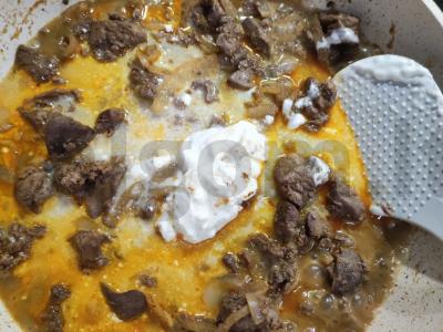 Vištienos kepenėlės grietinėlės padaže Žingsnis 4