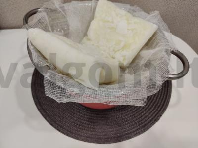 Varškės sūris iš kefyro su česnaku ir krapais Žingsnis 2