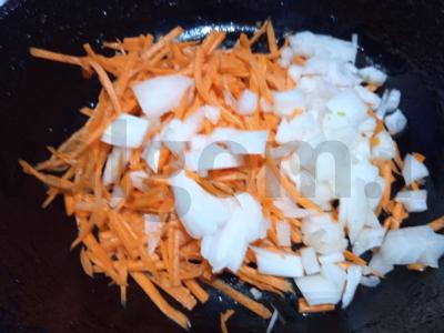 Vištienos kepenėlės su morkomis grietinėje Žingsnis 1