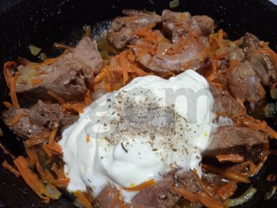 Vištienos kepenėlės su morkomis grietinėje Žingsnis 4