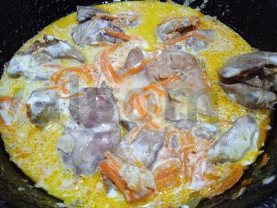 Vištienos kepenėlės su morkomis grietinėje Žingsnis 5