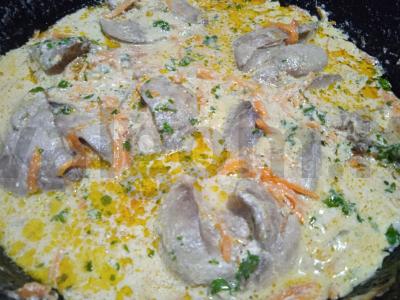 Vištienos kepenėlės su morkomis grietinėje Žingsnis 7