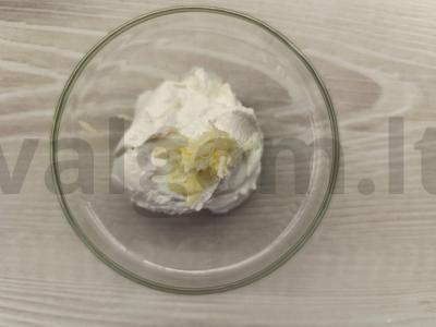 Skrebučiai su varškės sūriu, česnaku ir žaliuosius svogūnais Žingsnis 4