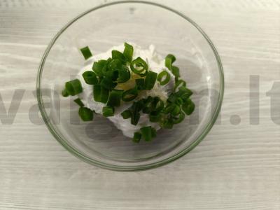 Skrebučiai su varškės sūriu, česnaku ir žaliuosius svogūnais Žingsnis 5