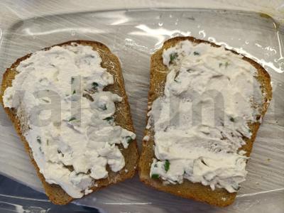 Skrebučiai su varškės sūriu, česnaku ir žaliuosius svogūnais Žingsnis 6